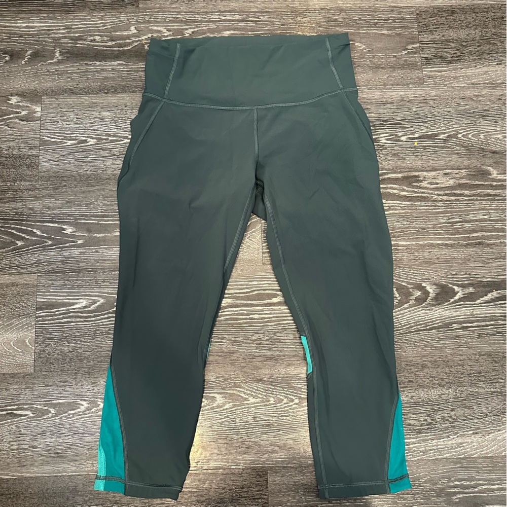 Lululemon mixed mesh crops size 8 EUC